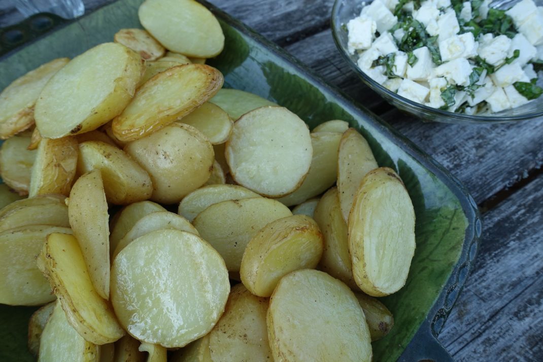 Ett fat med ugnsbakad potatis. Homegrown food, oven-baked potatoes. 