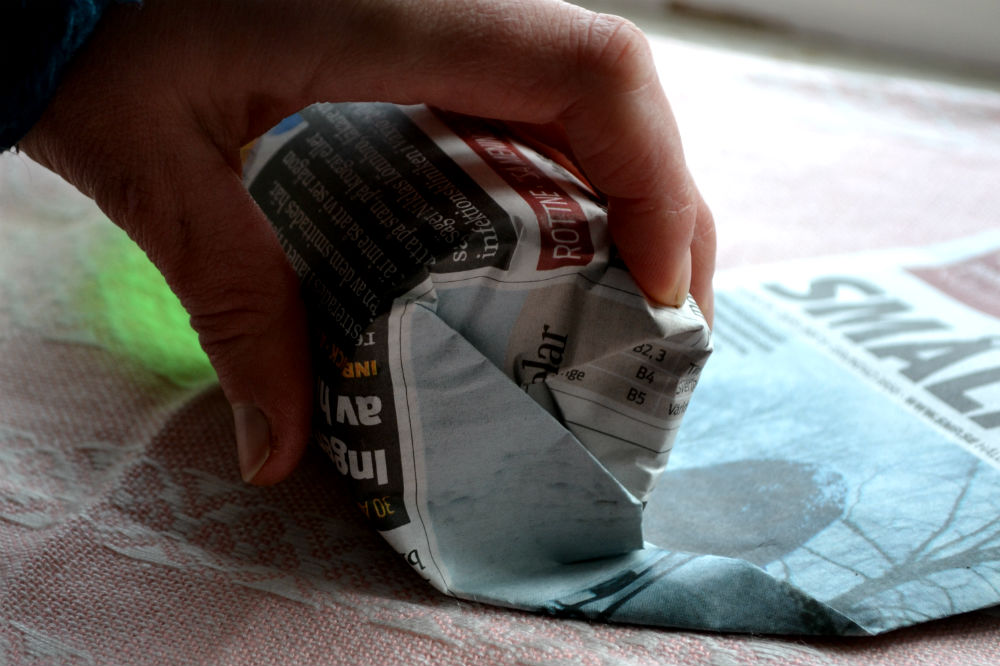 Krukor av tidningspapper. 