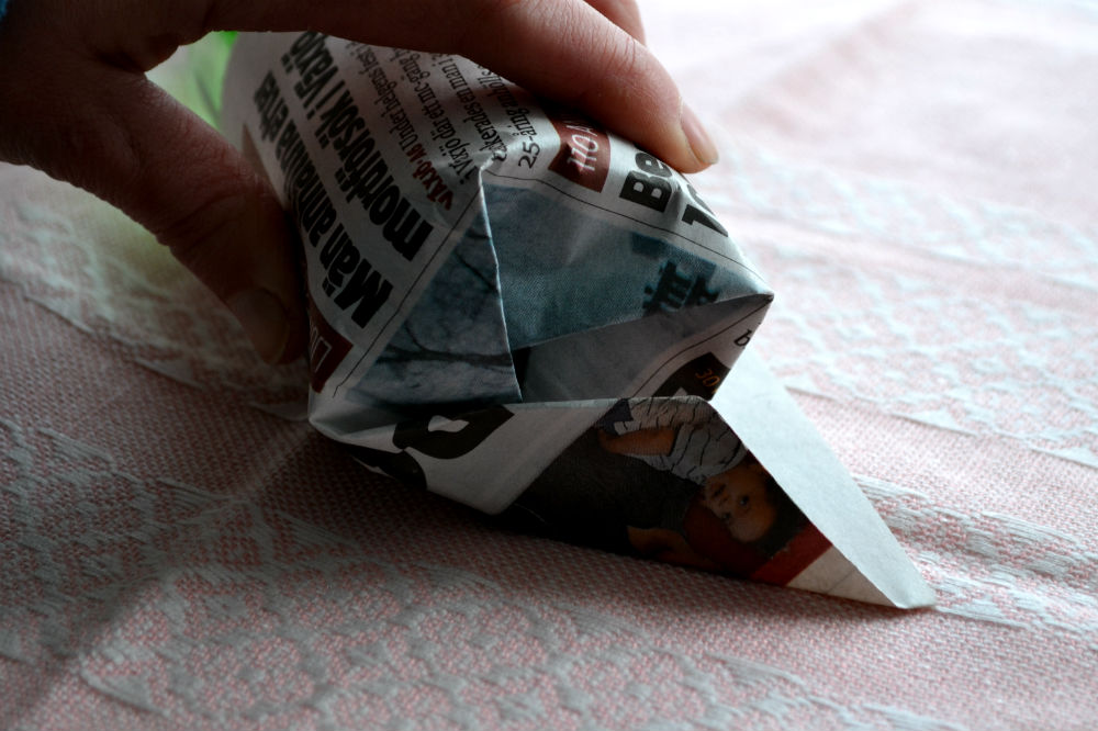 Krukor av tidningspapper, Paper seedling pots. 