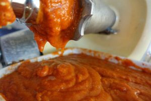 Närbild på purén som kommer ur maskinen, den är starkt orange.