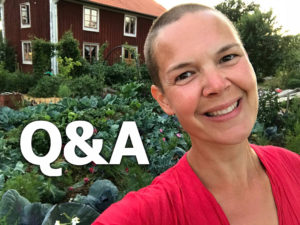 Bild av Sara i trädgården framför huset, med vit text "Q&A" ovanpå.