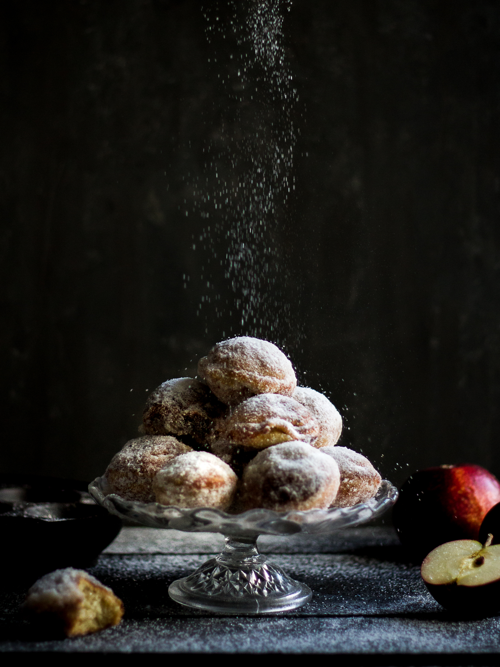 Härliga äpplemunkar ligger på ett fat. My lovely apple donuts.