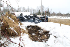 En rejäl grop är grävd i snön.