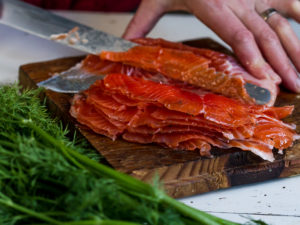 Vackert röd gravad lax på ett fat.