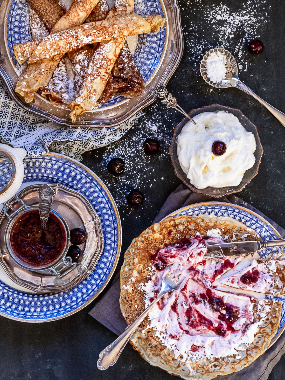 Läcker körsbärssylt tillsammans med nygräddade pannkakor. Raw cherry jam with fresh pancakes.