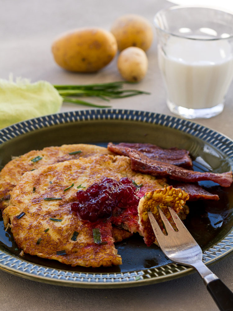 Härliga raggmunkar med gräslök ligger på ett vackert fat. Potato and chive pancakes.