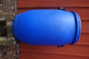 En stor blå tunna till bokashi.