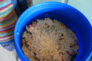 Tunnan är fylld av kutterspån, strö och grönsaker.