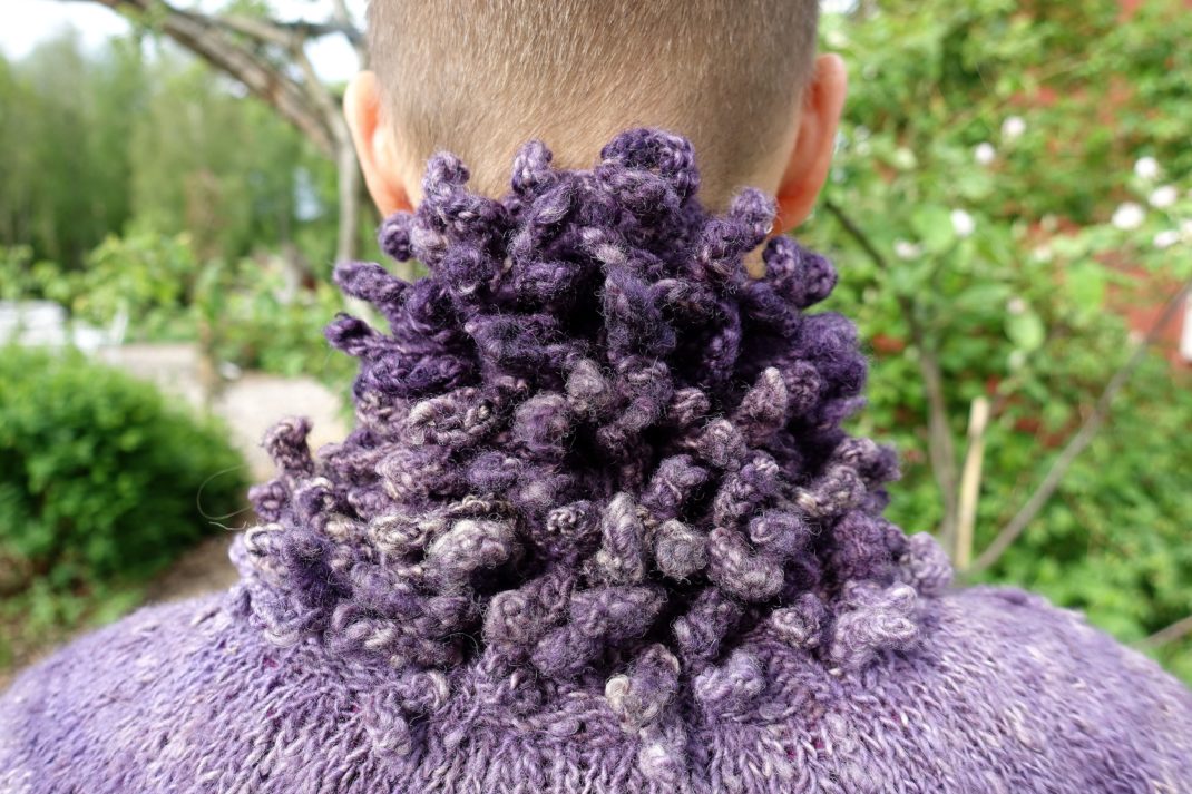 Den taggiga kragen når hela vägen upp till öronen. My puff sleeve cardigan. 