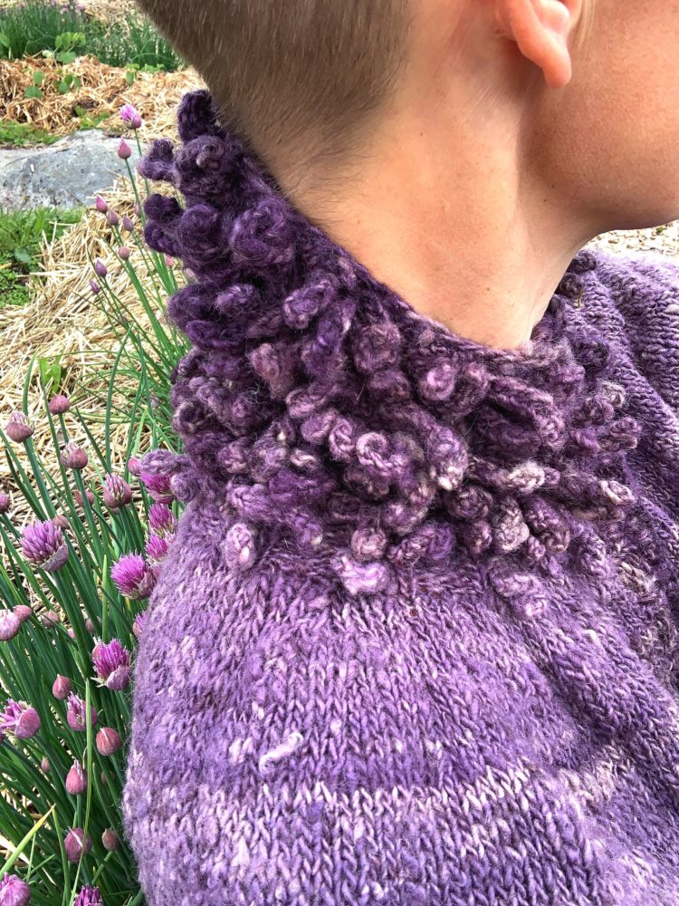 Närbild på kragen som är full med små utstickande stickade piggar. Puff sleeve cardigan, collar. 