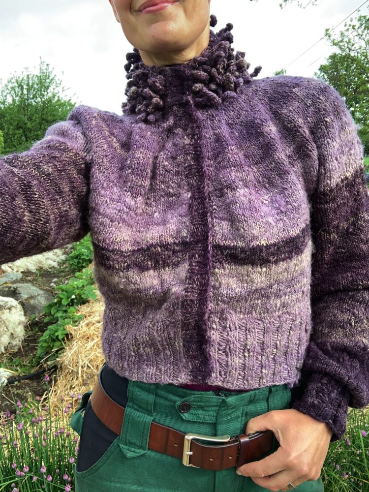 En stående selfie som visar den lila tröjan i helbild. My puff sleeve cardigan. 