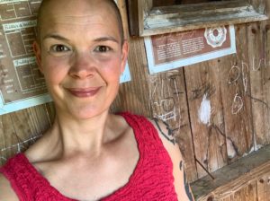 Solbränd Sara i sitt utedass.