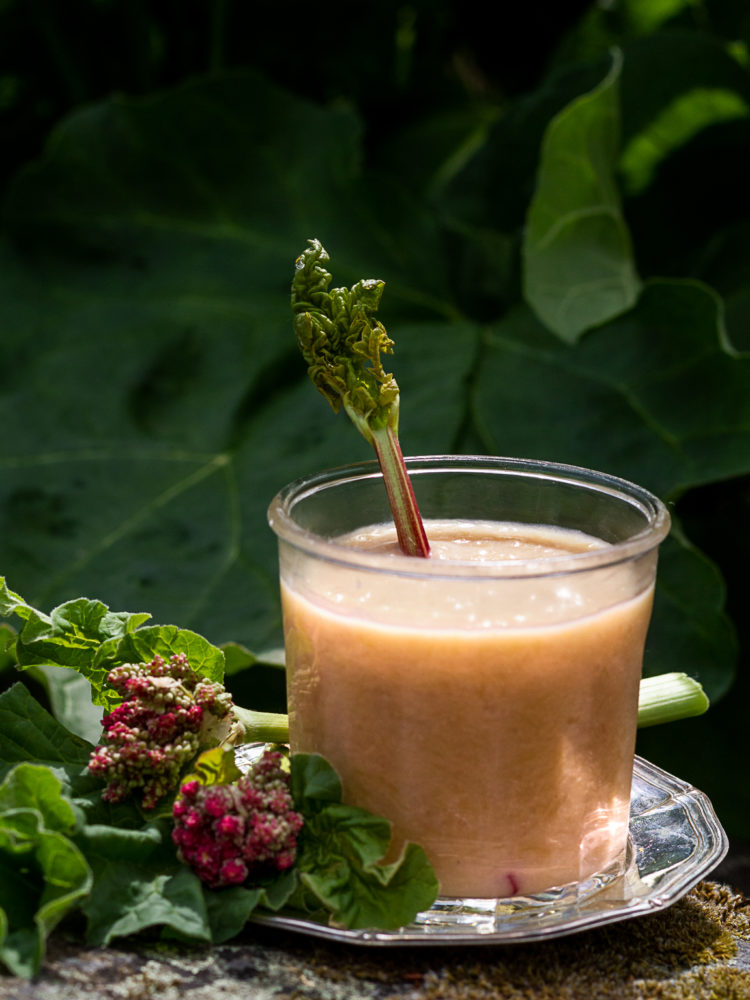 Smörig, rosa rabarbercurd i ett vackert glas.
