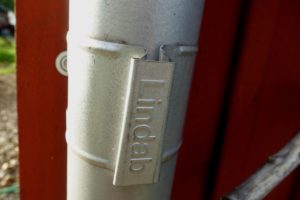 Närbild på ett fäste på stupröret.