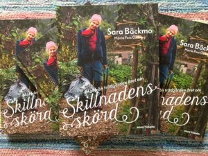 Fyra böcker av Skillnadens skörd ligger på en trasmatta.