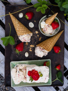 Jordgubbsglass i stora lass, i strut och på fat.