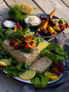 Laxfärs i form med dill och lök.