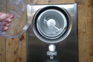 En rostfri stor apparat står på ett trägolv.