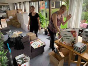 Två härliga medhjälpare i bokpackningen.