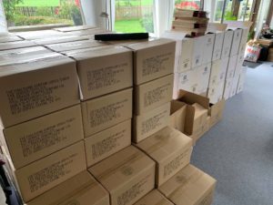 Massor av bokkartonger.