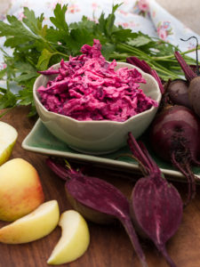 Läcker rödbetsröra som blir knallrosa i färgen.