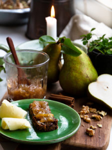 God fika med päronmarmelad och ost.