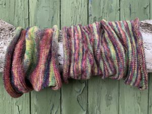 En färgglad, elastisk tubkrage mot en grön trädörr.