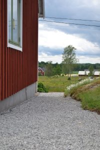 Gång längs ett rött hus.