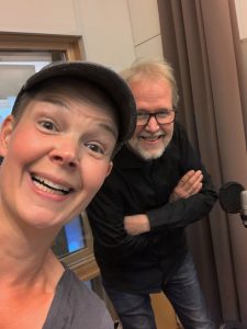 selfie med sara i keps och en man i skägg bakom