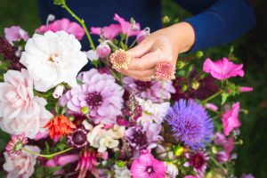 Rosa blomsterarrangemang