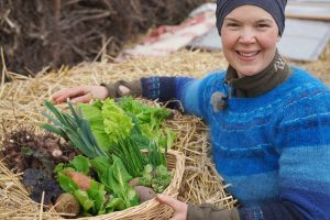 Sara med nyskördade grönsaker
