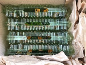 Växter packade inuti en kartong