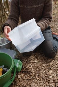 Sara gör en mask-kompost