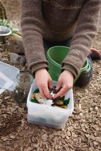 Sara gör en mask-kompost