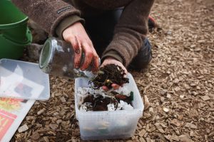 Sara gör en mask-kompost