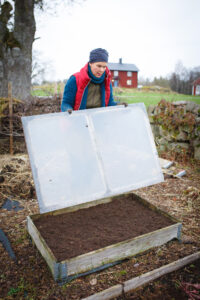 Sara lägger på lock på pallkragen