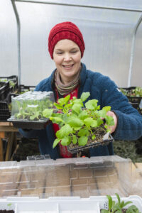 Sara med plantor att omskola