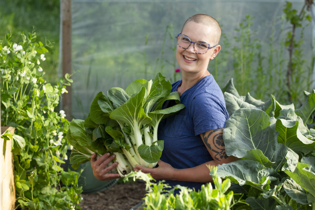 Sara med nyskördad pak choi